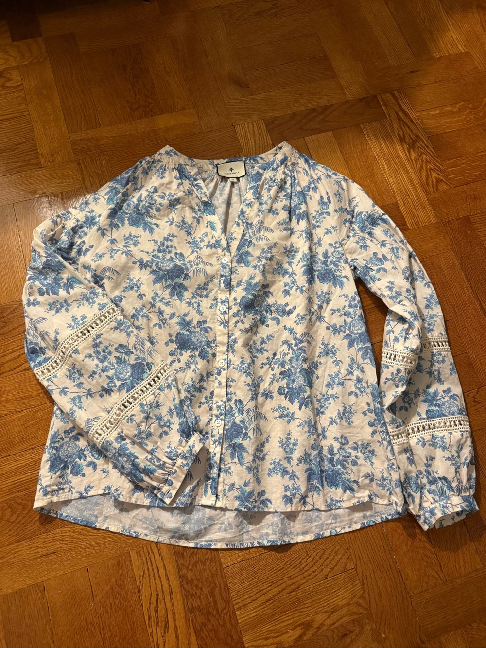 Tuckernuck Blue Floral V-Neck Button Blouse